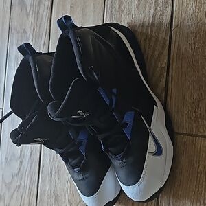 Basketball shoes